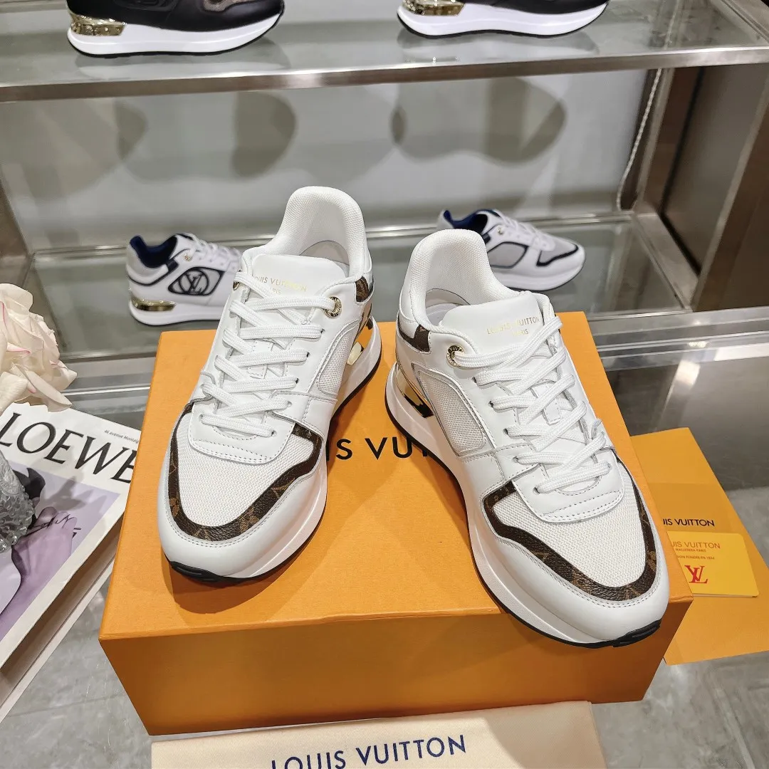 [L Family] P: 760💰Size 35-42 for women, 39-46 for men, (41.42 for women, 45.46 for men, customized) .LV Donkey Brand 🔥🔥LOUIS VUITTON Louis Vuitton's official website synchronizes the 2025 autumn and winter couple's models, which are now on the market, this Neo Run Away sneakers are inspired by running shoes, integrating LV's iconic must-have shoes into the trend. This version is a 1:1 replica of the original version. It is made of two-tone calfskin to highlight its simple lines and unique wedge outsole. Key details include the LV initials on the side and an engraved gold heel stabilizer on the back plus a 2cm hidden insole.